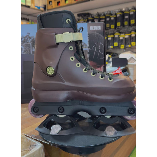 Sepatu Agresif Mesmer Throne Levi van Rijn Pro